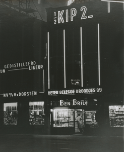 875298 Afbeelding van de lichtreclame op de panden Vredenburg 31 (broodjeszaak Ben Bril) en 32 (slijterij Van Dorsten) ...